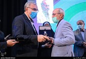 تقدیر از برگزیدگان جشنواره طب ایرانی توسط  بهرام عین‌اللهی وزیر بهداشت، درمان و آموزش پزشکی