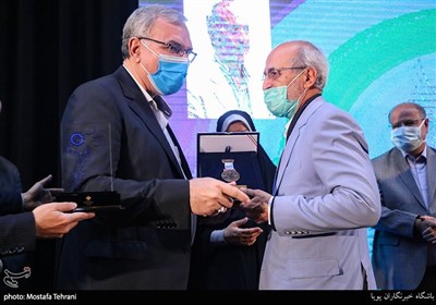 تقدیر از برگزیدگان جشنواره طب ایرانی توسط بهرام عین‌اللهی وزیر بهداشت، درمان و آموزش پزشکی