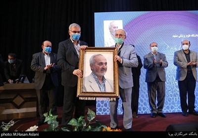 تقدیر از برگزیدگان جشنواره طب ایرانی توسط بهرام عین‌اللهی وزیر بهداشت، درمان و آموزش پزشکی
