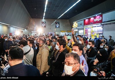 استقبال مردم در ایستگاه متروی تجریش از جهان پهلوان حسن یزدانی در مراسم رونمایی از اولین دیوار افتخار متروی تهران