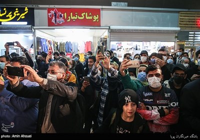 استقبال مردم در ایستگاه متروی تجریش از جهان پهلوان حسن یزدانی در مراسم رونمایی از اولین دیوار افتخار متروی تهران