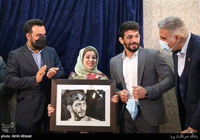 اهدای نقاشی یک هنرمند توان یاب معلول به جهان پهلوان حسن یزدانی در حاشیه رونمایی از اولین دیوار افتخار متروی تهران