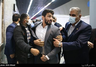 حضور جهان پهوان حسن یزدانی در ایستگاه تجریش جهت رونمایی از اولین دیوار افتخار متروی تهران