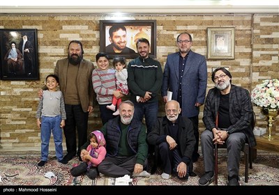 دیدار تعدادی از هنرمندان با خانواده شهید طهرانی مقدم