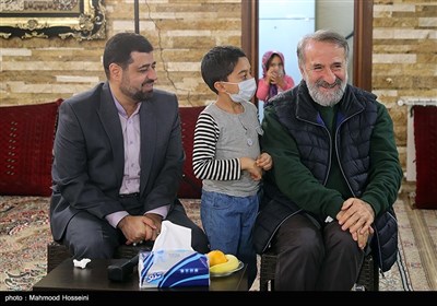 مهران رجبی در دیدار تعدادی از هنرمندان با خانواده شهید طهرانی مقدم