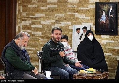 سیدجواد هاشمی و مهران رجبی در دیدار تعدادی از هنرمندان با خانواده شهید طهرانی مقدم