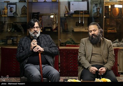 کوروش زارعی و رضا ایرانمنش در دیدار تعدادی از هنرمندان با خانواده شهید طهرانی مقدم