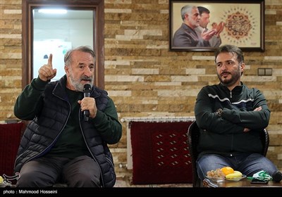 سیدجواد هاشمی و مهران رجبی در دیدار تعدادی از هنرمندان با خانواده شهید طهرانی مقدم