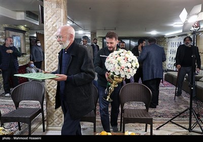 مهدی فقیه و سیدجواد هاشمی در دیدار تعدادی از هنرمندان با خانواده شهید طهرانی مقدم
