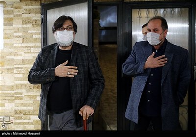 علی غفاری کارگردان سینما و رضا ایرانمنش در دیدار تعدادی از هنرمندان با خانواده شهید طهرانی مقدم