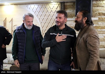 کوروش زارعی، سیدجواد هاشمی و مهران رجبی در دیدار تعدادی از هنرمندان با خانواده شهید طهرانی مقدم