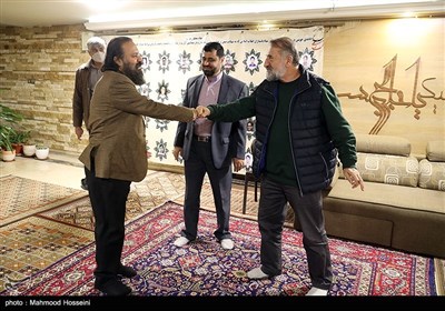 مهران رجبی و کوروش زارعی در دیدار تعدادی از هنرمندان با خانواده شهید طهرانی مقدم