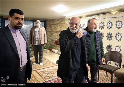مهران رجبی و مهدی فقیه در دیدار تعدادی از هنرمندان با خانواده شهید طهرانی مقدم