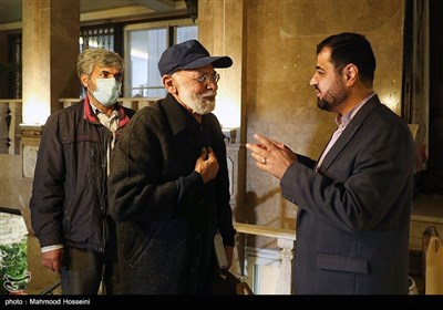 محمدمهدی دانی رئیس باشگاه خبرنگاران پویا و مهدی فقیه در دیدار تعدادی از هنرمندان با خانواده شهید طهرانی مقدم