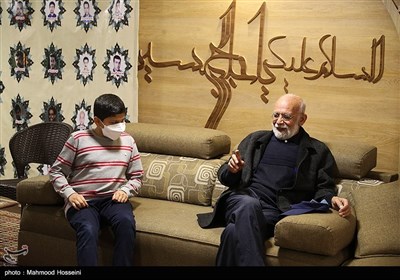 مهدی فقیه در دیدار تعدادی از هنرمندان با خانواده شهید طهرانی مقدم