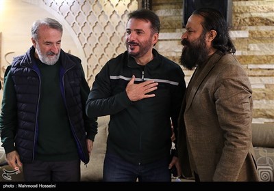 کوروش زارعی و سیدجواد هاشمی و مهران رجبی در دیدار تعدادی از هنرمندان با خانواده شهید طهرانی مقدم
