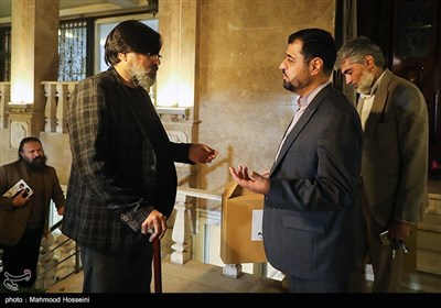 محمدمهدی دانی رئیس باشگاه خبرنگاران پویا و رضا ایرانمنش در دیدار تعدادی از هنرمندان با خانواده شهید طهرانی مقدم