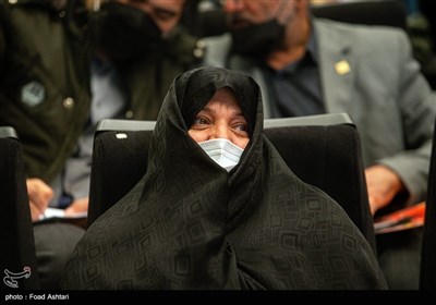 حضور همسر شهید حسن طهرانی مقدم در بزرگداشت دهمین سال شهادت سردار شهید حسن طهرانی مقدم