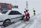 595 مسافر گرفتار در برف و کولاک جاده‌های استان لرستان امدادرسانی شدند