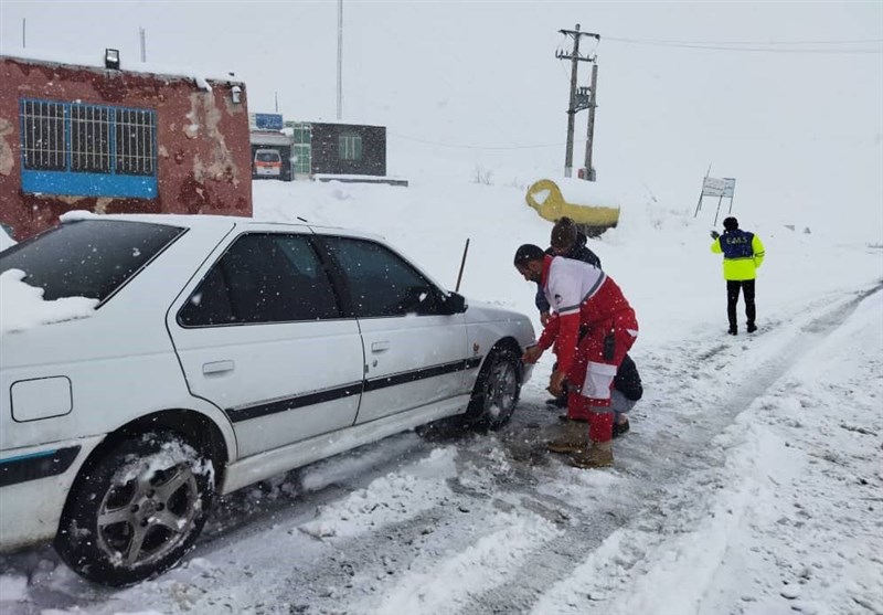 595 مسافر گرفتار در برف و کولاک جاده‌های استان لرستان امدادرسانی شدند