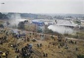 درگیری بین پلیس و پناهجویان در مرزهای لهستان/ استفاده از گاز اشک آور علیه مهاجران