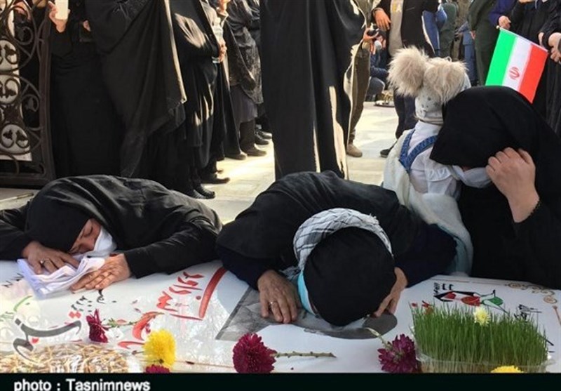 سنگ تمام لرستانی‌ها در استقبال از مادر شهید «باب الله داودی» به روایت تصویر