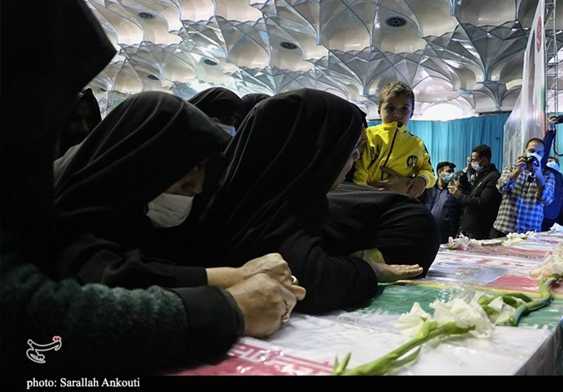 وداع جانسوز مردم کرمان با پیکر شهیدان مدافع امنیت به روایت تصویر