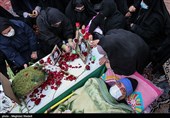 حضور برادر شهید محمدرضا شفیعی برسر مزار برادر شهیدش پس از 39 سال. وی جزو جانبازان شیمیایی دفاع مقدس است.