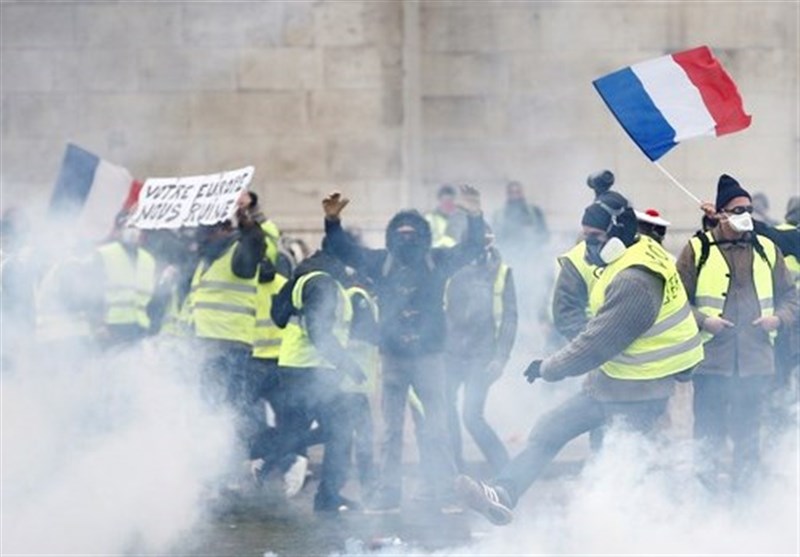 Yellow Vest Protesters March in Paris against Macron’s Policies (+Video)