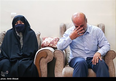 پدر و مادر شهید مدافع حرم محمدرضا بیات پس از شنیدن خبر بازگشت پیکر فرزندشان