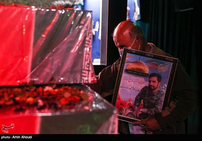 پدر شهید مدافع حرم محمدرضا بیات پس از اعلام خبر بازگشت پیکر فرزندشان در معراج شهدا