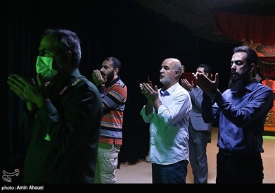 پیش از دیدار خانواده با شهید مدافع حرم محمدرضا بیات در معراج شهدا به اقامه نماز پرداختند