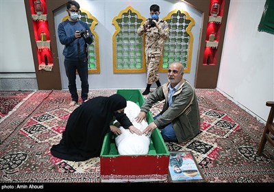 حس و حال پدر و مادر شهید مدافع حرم محمدرضا بیات در حال دیدار با فرزند شهیدشان بعد از 5 سال در معراج شهدا