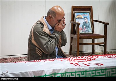 پدر شهید مدافع حرم محمدرضا بیات پس از 5 سال دوری با فرزندشان در معراج شهدا دیدار کردند