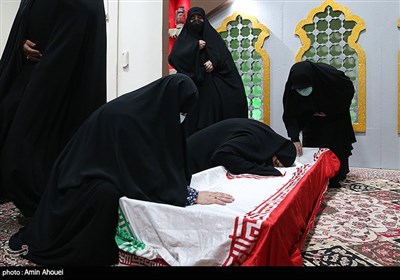 حس و حال مادر شهید مدافع حرم محمدرضا بیات در حال دیدار با فرزند شهیدشان بعد از 5 سال در معراج شهدا