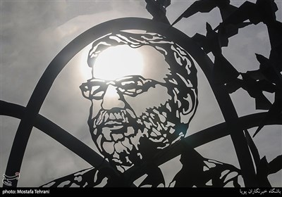  اِلمان دانشمند شهید محسن فخری‌زاده نصب شده در محل شهادت این شهید در آبسرد،دماوند