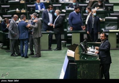 احسان خاندوزی وزیر امور اقتصادی و دارایی در جلسه علنی مجلس شورای اسلامی