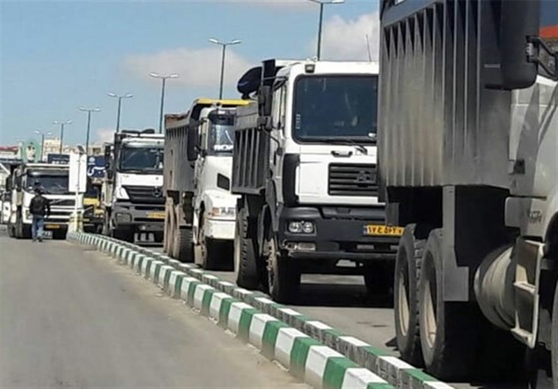 احتمال افزایش جریمه توقف کامیون‌ها در محله‌های مسکونی مشهد مقدس/ تخلفی که برای مردم دردسرساز شده‌است