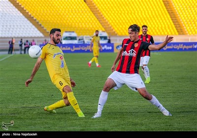 دیدار تیمهای فوتبال پدیده مشهد و فجر سپاسی شیراز
