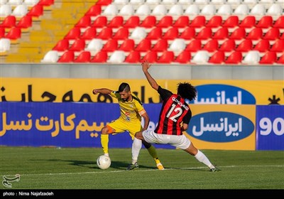 دیدار تیمهای فوتبال پدیده مشهد و فجر سپاسی شیراز