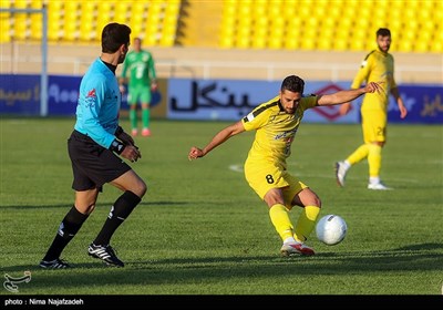 دیدار تیمهای فوتبال پدیده مشهد و فجر سپاسی شیراز