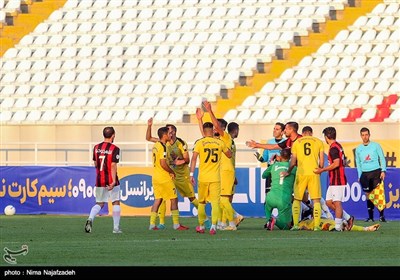 دیدار تیمهای فوتبال پدیده مشهد و فجر سپاسی شیراز