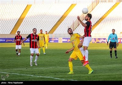 دیدار تیمهای فوتبال پدیده مشهد و فجر سپاسی شیراز