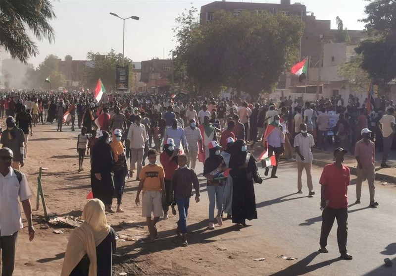 Sudan Security Forces Fire Tear Gas at Protesters Marching against Military Rule (+Video)