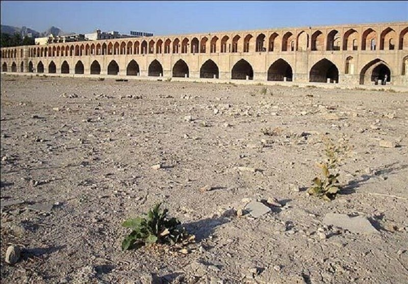 انتقال آب تنها راه نجات اصفهان از فرونشست نیست/ پروژه‌های جدید انتقال آب متوقف شود