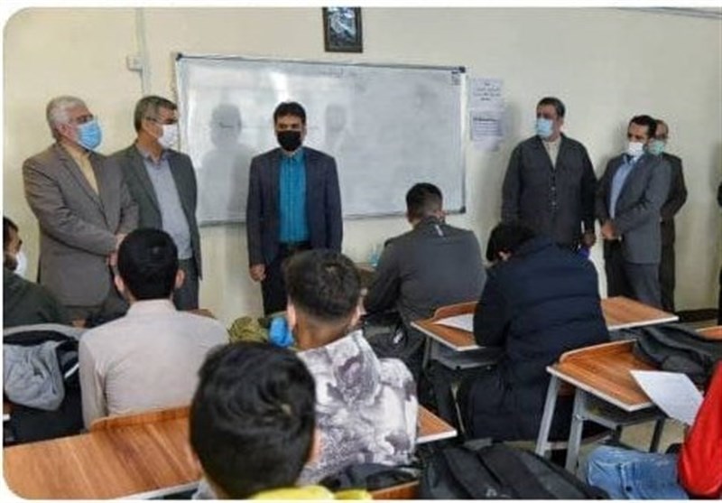 بازدید سرزده استاندار گلستان از یک مدرسه؛ رعایت شیوه‌نامه‌های بهداشتی قابل قبول است