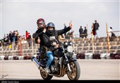 حضور موتورسواران در پیست موتورسواری و اتومبیل‌رانی یزد به روایت تصویر