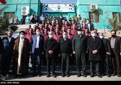 اسکندر مومنی دبیر ستاد مبارزه با مواد مخدر و سردار حسین رحیمی رئیس پلیس تهران در حاشیه ی بازدید از مرکز بازپروری معتادان متجاهر مهر سروش