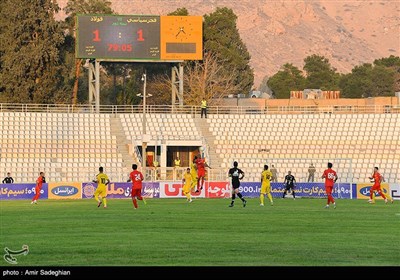 دیدار تیمهای فوتبال فجر سپاسی شیراز و فولاد خوزستان