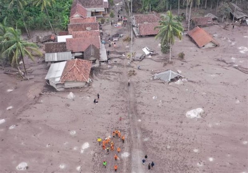 Rescue Operations Suspended After Indonesia Volcano Erupts Again (+Video)